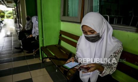 Sejumlah pelajar saat melakukan registrasi nomor kartu perdana untuk kuota internet yang telah dibagikan (ilustrasi)