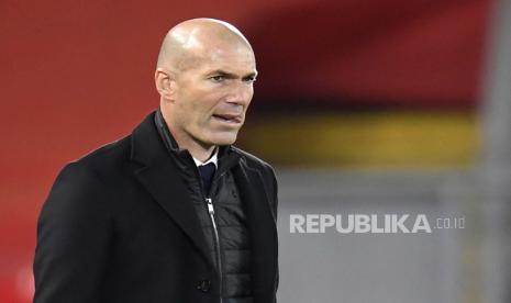 Reaksi pelatih kepala Real Madrid Zinedine Zidane saat pertandingan perempat final Liga Champions UEFA, pertandingan sepak bola leg kedua antara Liverpool FC dan Real Madrid di Liverpool, Inggris, 14 April 2021.