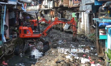 Antisipasi Banjir, Petugas UPS Badan Air Bersihkan Aliran Kali Krukut dari Sampah |Republika Online 3 023208900 1762337771 830 556