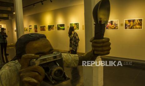 Pengunjung mengamati karya foto pada pameran foto Geopark Meratus di Galeri Foto Jurnalistik ANTARA di Jakarta, Selasa (4/10/2022). Pameran yang menampilkan 47 karya foto dalam rangka persiapan Geopark Meratus menuju UNESCO Global Geopark tersebut bertujuan untuk memperkenalkan potensi dan berbagai macam keindahan alam, budaya, serta flora dan fauna melalui pameran foto. 