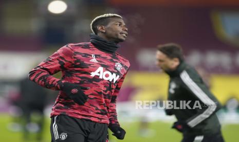 Paul Pogba dari Manchester United melakukan pemanasan sebelum pertandingan sepak bola Liga Utama Inggris antara Burnley dan Manchester United di Burnley, Inggris, Selasa, 12 Januari 2021.