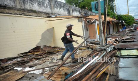 Pekerja membongkar bangunan kios sepatu di Jalan Mataram, Yogyakarta, Jumat (28/1/2022). Pembongkaran kios sepatu ini untuk pembuatan akses masuk Teras Malioboro II di lahan eks Dinas Pariwisata Yogyakarta. Kios yang dibongkar juga mendapat jatah los di Teras Malioboro I.