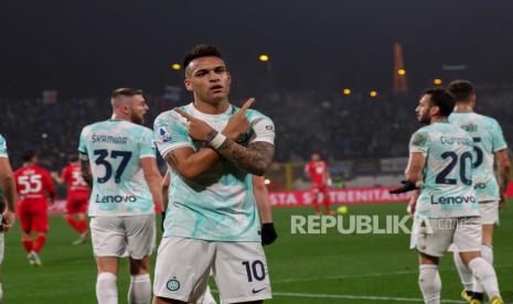  Penyerang Inter Milan Lautaro Martinez berselebrasi setelah mencetak gol selama pertandingan sepak bola Serie A Italia antara AC Monza dan FC Inter Milan di Stadion U-Power di Monza, Italia,Ahad (8/1/2023).