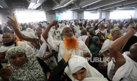 Jamaah haji melempar jumrah di Mina. Doa Sapu Jagat Dianjurkan Dibaca Saat Hari Tasyrik, Ini Bacaannya