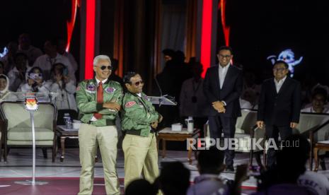 Presidential candidate and vice president number 3 Ganjar Pranowo-Mahfud MD pose in front of supporters during election debate in Istora Senayan, Jakarta, Sunday (7/1/2024). The third debate of the 2024 presidential election, which was attended by all three candidates for president, focused on defense, security, geopolitics, international relations and foreign politics.