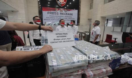 Polisi menunjukkan barang bukti kasus pinjaman online ilegal di Bareskrim Mabes Polri, Jakarta, Senin (25/10/2021). Mabes Polri membuka layanan kontak pengaduan penanganan pinjaman online ilegal dengan hotline 081210019202 dan melalui media sosial Instagram @satgas_pinjol_ilegal. 