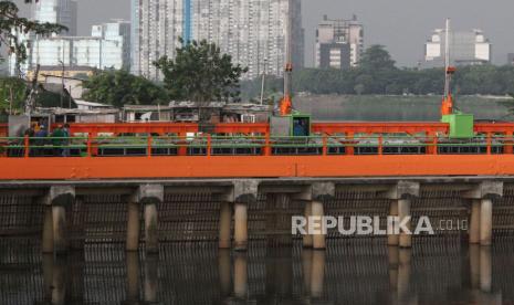 Stasiun Pompa Waduk Pluit Timur, Jakarta. Penjabat Gubernur DKI Jakarta Heru Budi Hartono mengatakan, ketinggian banjir air laut bisa mencapai sekitar 10 centimeter sehingga mengganggu aktivitas masyarakat termasuk menghambat lalu lintas di jalan raya. 