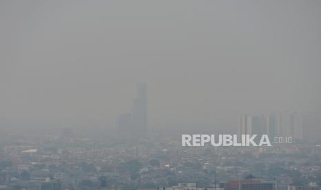 Kondisi polusi di langit Jakarta terlihat dari Gedung Perpustaakan Nasional, Jakarta. Pemakaian masker di sekolah tidak diwajibkan, baru berupa imbauan.