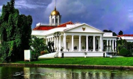 Istana Buitenzorg. Gempa besar pernah mengguncang Kota Bogor dan menghancurkan Istana Buitenzorg pada 10 Oktober 1834 akibat meletusnya Gunung Salak. Bangunan Istana Buitenzorg yang lama diruntuhkan lalu dibangun dengan gaya baru seperti yang terlihat hingga saat ini. Foto: Republika.