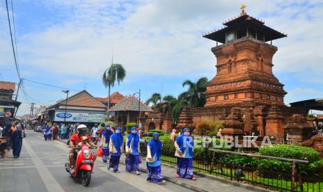 Wisatawan mengunjungi  Masjid Menara Kudus, di Kudus, Jawa Tengah, Kamis (29/10/2020). Masjid bersejarah peninggalan Sunan Kudus sekaligus menjadi tempat wisata ziarah makam Sunan Kudus yang terletak di sisi barat kompleks masjid itu menjadi tujuan warga dari sejumlah kota di Indonesia untuk mengisi liburan hari Maulid Nabi Muhammad SAW. 