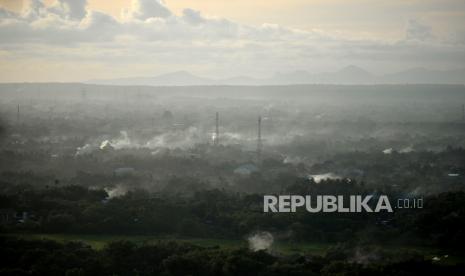 Pemandangan perkampungan dari  Puncak Sosok, Bantul, Yogyakarta, Kamis (12/1/2023). Puncak Sosok merupakan salah satu wisata alternatif untuk melihat Yogyakarta dari atas saat senja. Untuk masuk lokasi pengunjung dipungut tiket masuk Rp 3 ribu. Untuk makanan saat bersantai, terdapat warung menu angkringan dengan harga terjangkau. Lokasi Puncak Sosok berada 10 kilometer di Timur Yogyakarta.