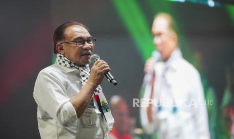 Perdana Menteri Malaysia Anwar Ibrahim berbicara saat aksi bela Palestina di Kuala Lumpur, Malaysia, Selasa, 24 Oktober 2023.