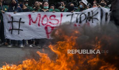 Sejumlah mahasiswa melakukan aksi unjuk rasa menolak Undang-Undang Cipta Kerja di depan Gedung DPRD Jawa Barat, Bandung, Jawa Barat, Rabu (7/10/2020). Mereka mendesak Presiden Joko Widodo untuk segera menerbitkan Peraturan Pemerintah Pengganti Undang-Undang (Perppu) terkait pencabutan UU Ciptaker karena UU tersebut dianggap tidak berpihak kepada rakyat. ANTARA FOTO/Novrian Arbi/aww.