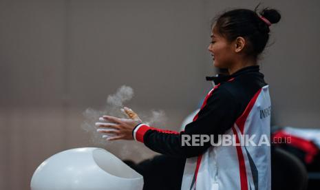 Lifter putri Indonesia Windy Cantika Aisah bersiap menjalani latihan di Arena Angkat Besi Olimpiade Tokyo 2020, Tokyo International Forum, Tokyo, Jepang, Kamis (22/7/2021). Cantika akan bertanding dalam kelas 49 Kg putri Olimpiade Tokyo 2020 pada Sabtu 24 Juli 2021. 