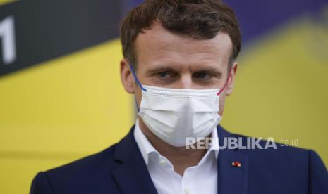 Komentari Wanita Afghanistan, Warganet Sebut Macron Munafik. Foto:   Presiden Prancis Emmanuel Macron menghadiri upacara podium setelah etape kedelapan belas balap sepeda Tour de France sepanjang 129,7 kilometer (80,6 mil) dengan start di Pau dan finis di Luz Ardiden, Prancis, Kamis, 15 Juli 2021.