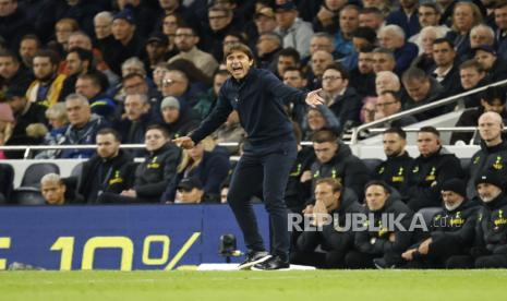 Pelatih Tottenham Hotspur, Antonio Conte, memberikan instruksi saat pertandingan sepak bola Liga Inggris antara Tottenham Hotspur dan Liverpool di Stadion Tottenham Hotspur, di London, Ahad, 6 November 2022.