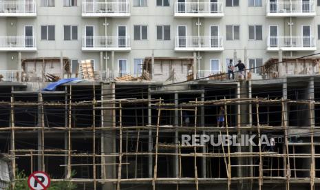 Pekerja menyelesaikan pembangunan apartemen di Kota Bogor, Jawa Barat, Selasa (26/1/2020). Menteri Pekerjaan Umum dan Perumahan Rakyat (PUPR) Basuki Hadimuljono optimistis kehadiran vaksin COVID-19 dan UU Nomor 11 Tahun 2020 tentang Cipta Kerja akan membangkitkan kembali pasar properti pada tahun 2021. 