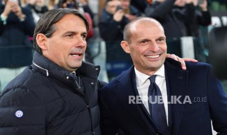 Pelatih Juventus Massimiliano Allegri (kanan) bersama pelatih Inter Milan Simone Inzaghi.