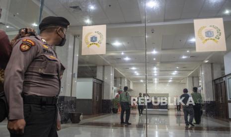 Petugas keamanan kantor DPRD DKI Jakarta berjaga saat pengeledahan kantor DPRD DKI Jakarta oleh KPK di Jakarta, Selasa (17/1/2023). KPK mengeledah kantor DPRD DKI Jakarta terkait pengumpulan alat bukti dugaan korupsi pengadaan tanah di Pulogebang. 