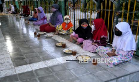 Sleman Komitmen Wujudkan Masjid Ramah Anak. Anak-anak mengikuti buka bersama dengan menu bubur sayur di Masjid Soliiburosyaad, Kauman, Bantul, Yogyakarta, Jumat (16/4). Selama pandemi, sebanyak 100 porsi bubur sayur disiapkan pengurus masjid untuk warga berbuka puasa setiap harinya. Menu bubur sayur untuk berbuka puasa ini merupakan tradisi rutin yang dilakukan oleh warga saat Ramadhan.