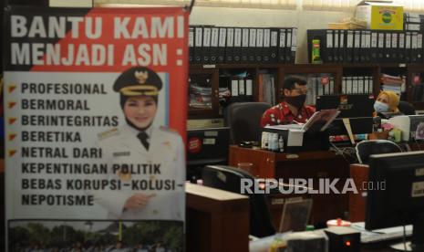 Aparatur Sipil Negara (ASN) beraktivitas dengan menggunakan masker di Kantor Pemerintahan Kabupaten Klaten, Jawa Tengah, Selasa (12/1/2021). Pada masa Pemberlakukan Pembatasan Kegiatan Masyarakat (PPKM), Pemerintahan Kabupaten Klaten memberlakukan aktivitas kerja ASN selama 5,5 jam di kantor untuk mengurangi risiko penularan COVID-19. 