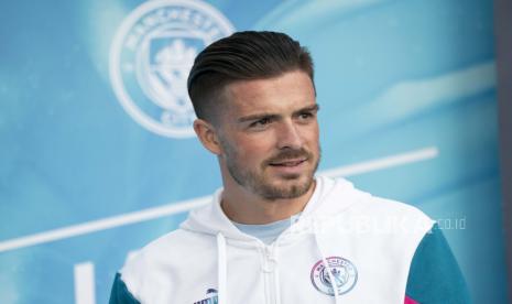 Pemain baru Manchester City Jack Grealish naik ke panggung saat ia diperkenalkan kepada para pendukung di Stadion Etihad di Manchester, Inggris, Senin 9 Agustus 2021.