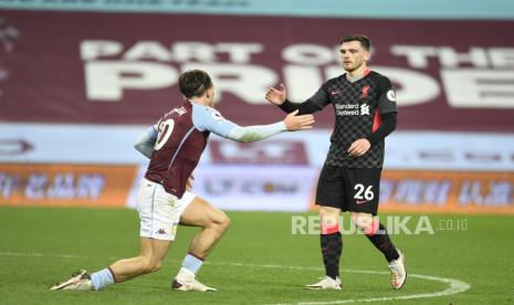 Jack Grealish dari Aston Villa (kiri) dan Andy Robertson dari Liverpool FC (kanan) setelah pertandingan Liga Utama Inggris antara Aston Villa dan Liverpool di Birmingham, Inggris.