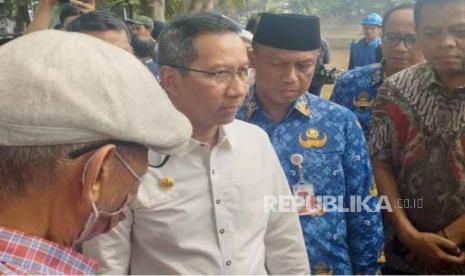 Penjabat (Pj) Gubernur DKI Jakarta Heru Budi Hartono meninjau kegiatan pengerukan lumpur di Kali Ciliwung, Kelurahan Bidara Cina, Jakarta Timur dan Kelurahan Kebon Baru, Jakarta Selatan pada Jumat (10/11/2023). 