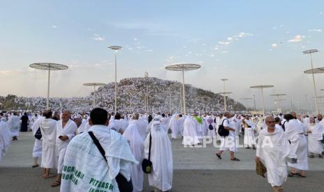 Jamaah dari berbagai dunia memenuhi Jabal Rahmah di Arafah, Sabtu (15/6/2024) pagi.