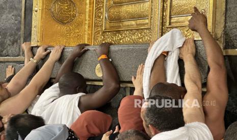 Jamaah menyentuh Kabah di Masjidil Haram, Makkah, Arab Saudi.