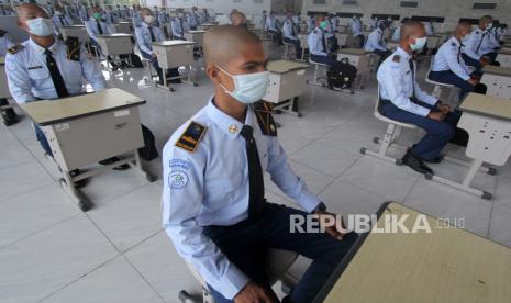 Sejumlah mahasiswa mengikuti kuliah tatap muka perdana pada masa pandemi COVID-19 di kampus Politeknik Kelautan dan PerIkanan Dumai, di Dumai, Riau, Selasa (23/3/2021). Sebanyak 90 orang mahasiswa dari 227 mahasiswa kembali masuk ke asrama kampus Politeknik Kelautan dan Perikanan Dumai untuk mengikuti secara bertahap perkuliahan tatap muka dan kuliah umum setelah hampir setahun lamanya pada masa pandemi COVID-19 diliburkan.