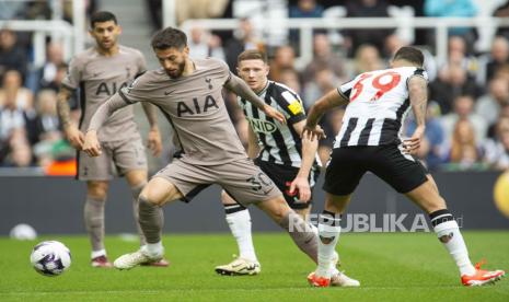  Rodrigo Bentancur (kiri) saat membela Tottenham Hotspur