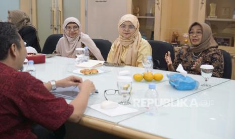 Ketua PP Syarikat Wanita Islam Valina Singka subekti (kanan), memberikan paparanya kepada Tim Republika, Jakarta, Kamis (24/8/23). Kunjungan tersebut dalam rangka silahturahim ke kantor Republika.