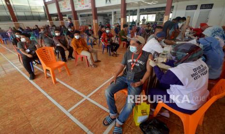 Petugas kesehatan menyuntikan vaksin kepada warga di Lapas Kelas IIA Padang, Sumatera Barat, Rabu (21/7/2021). Kanwil Kemenkunham Sumbar bersama Dinas Kesehatan Padang dan salah satu provider seluler menggelar vaksin COVID-19 gratis untuk umum yang berhadiah paket internet khusus pelajar dan mahasiswa, sebagai upaya menarik minat vaksinasi di usia tersebut.  