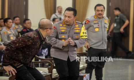 Kapolri Jenderal Pol Listyo Sigit Prabowo (tengah) menyalami Wakapolri Komjen Pol Agus Andrianto (kanan) dan Ketua KPU Hasyim Asyari sebelum memberikan pemaparan saat acara Rilis Akhir Tahun Polri 2023 di Rupatama Mabes Polri, Jakarta, Rabu (27/12/2023). Polri mencatat kasus kejahatan sepanjang 2023 mengalami peningkatan signifikan mencapai 288.472 perkara atau naik 11.965 perkara jika dibandingkan dengan tahun 2022.