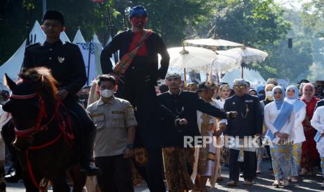 Gebernur Jawa Barat Ridwan Kamil bersama para kepala daerah dan Forum Koordinasi Pimpinan Daerah (Forkopimda) berjalan menuju Kantor DPRD Jawa Barat, diiringi kesenian tradisi usai upacara Peringatan Hari Jadi ke-77 Provinsi Jawa Barat, di Lapangan Gasibu, Kota Bandung, Jumat (19/8). Dalam pidatonya, Gubernur Jawa Barat menyampaikan, Hari Jadi ke-77 Jawa Barat menjadi momentum masa transisi dari pandemi menjadi endemi sebagai refleksi dan motivasi untuk mewujudkan kehidupan Jawa Barat Juara Lahir Batin yang lebih maju, lebih sejahtera dan lebih berkeadilan demi masa depan Jawa Barat yang lebih baik.