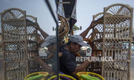 Perajin menyelesaikan perabot berbahan rotan di Pasar Minggu, Jakarta,  Ahad (13/9). Pemerintah Provinsi (Pemprov) DKI Jakarta menyiapkan tiga strategi yang akan dipakai untuk memulihkan bisnis Usaha Mikro Kecil dan Menengah (UMKM) di Jakarta. Strategi ini sebagai langkah cepat pemulihan aktivitas ekonomi UMKM yang paling terdampak pandemi.