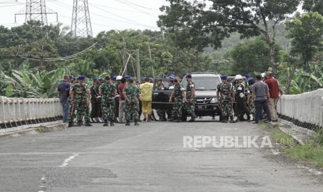 Tim Penyidik Puspomad melakukan rekonstruksi kasus pembuangan korban tabrak lari di Jembatan III Sungai Tajum, Desa Menganti, Rawalo, Banyumas, Jateng, Senin (3/1/2022). Tim Penyidik Puspomad merekonstruksi pembuangan dua korban tabrak lari yang dilakukan oleh tiga orang angora TNI AD, dari atas Jembatan III Sungai Tajum, Desa Menganti, Rawalo, Banyumas, Jateng. 