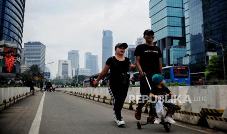 Warga berolahraga di kawasan Jalan Sudirman, Jakarta Pusat, Ahad (22/5/2022). Dinas Lingkungan Hidup DKI mengajak masyarakat untuk membantu jaga kualitas udara.