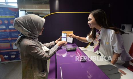 Staf teller melayani nasabah di Kantor Bank Jago, Jakarta, Selasa (7/2/2023). 