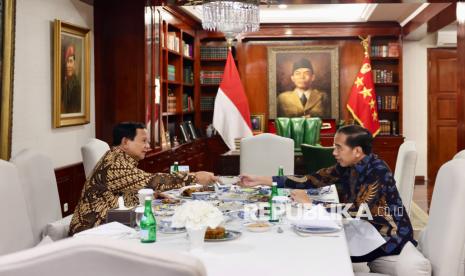 Presiden Prabowo Subianto makan malam bersama Presiden ke-7 RI Joko Widodo di Kertanegara, Jakarta, Jumat (6/12/2024). 