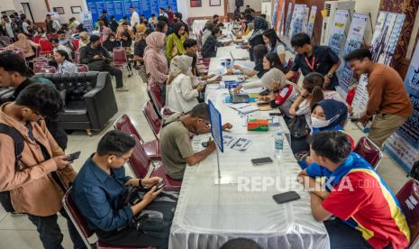 Sejumlah pencari kerja menghadiri Job Fair di Palu, Sulawesi Tengah, Sabtu (20/1/2024). Bursa kerja yang didukung Pemerintah Provinsi Sulawesi Tengah dan Pemerintah Kota Palu itu mempertemukan sedikitnya 20 perusahaan dari berbagai sektor usaha dengan ratusan pencari kerja di wilayah itu. 