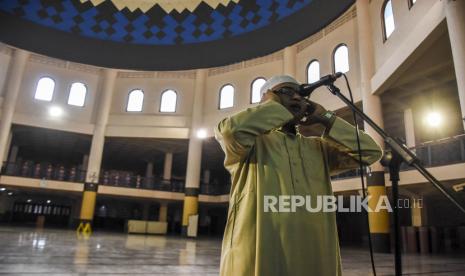 DMI Sambut Baik Pedoman Pengeras Suara di Masjid . Foto:   Seorang muazin mengumandangkan azan zuhur di Masjid Raya Bandung, Jalan Dalem Kaum, Kota Bandung, Jumat (20/3). 