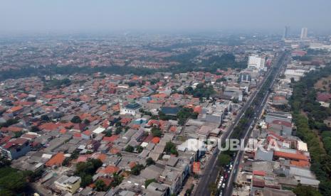 Foto udara kawasan Margonda depok yang tertutup kabut polusi udara di Depok, Jawa Barat, Jumat (25/8/2023). Kota Depok menjadi kota paling berpolusi di Indonesia pada Jumat (24/8) dimana indeks kualitas udara (AQI) di Kota Depok menyentuh 218 AQI US, yang menunjukkan tingkat polusi udara Depok masuk kategori sangat tidak sehat, diikuti Tangerang Selatan (187) dan Jakarta (169).  