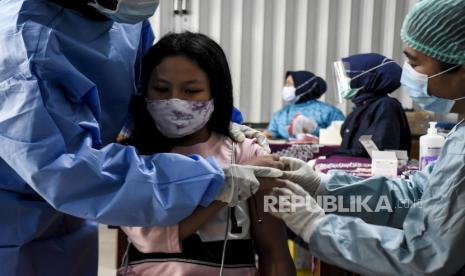 Petugas kesehatan menyuntikkan vaksin kepada anak usia sekolah dasar di SDS Dian Kencana, Jalan BKR, Kota Bandung, Kamis (12/11). Bertepatan dengan Hari Kesehatan Nasional, Pemerintah Kota Bandung melalui Dinas Kesehatan Kota Bandung melaksanakan Bulan Imunisasi Anak Sekolah dengan memberikan vaksin, Campak, Rubella, Difteri Tetanus dan Tetanus Difteri guna meningkatkan kesehatan dan terhindar dari penyakit. Foto: Abdan Syakura/Republika