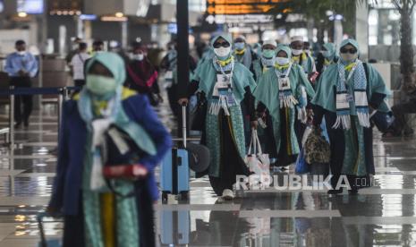 Sejumlah calon jamaah umrah berjalan di Terminal 3 Bandara Internasional Soekarno-Hatta, Tangerang, Banten, Sabtu (8/1). Sebanyak 419 orang berangkat melaksanakan ibadah umrah setelah beberapa tahun terakhir Indonesia tidak mengirimkan jamaah akibat pandemi Covid-19.  Sembilan Jamaah Umroh Lampung ke Jakarta Rabu