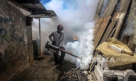 Dinas Kesehatan Kota Samarinda, Kalimantan Timur meminta warga mengantisipasi meluasnya penyakit demam berdarah dengue (DBD) karena sejak awal Januari 2022 hingga hari ini telah ditemukan 75 warga setempat terjangkit penyakit itu. Tampak petugas melakukan pengasapan (fogging) di pemukiman warga di Depok, Jawa Barat, Ahad (9/1/2022).(ilustrasi)