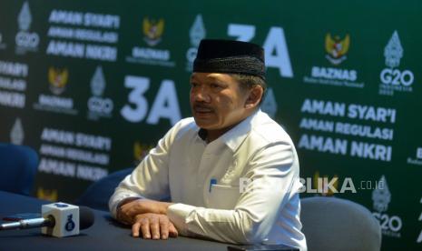 Ketua BAZNAS RI Noor Achmad memberikan keterngan pers usai Rapat Koordinasi Lembaga Amil Zakat Nasional 2022 di Jakarta, Selasa (27/12/2022). Rapat Koordinasi tersebut mengangkat tema Konsolidasi untuk menyejahterakan umat. Baznas RI juga berharap Lembaga Amil Zakat Nasional memegang prinsip aman syari, aman regulasi dan aman NKRI dalam melakukan pengumpulan dan penyaluran zakat, infak dan sedekah. Republika/Prayogi. 