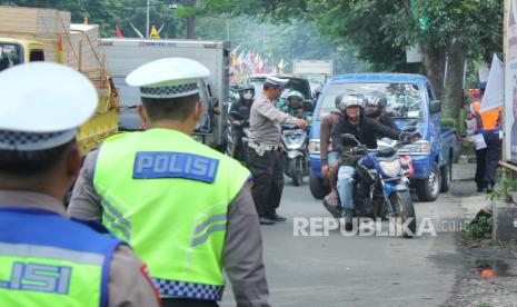 Petugas kepolisian menghentikan pengendara sepeda motor saat razia knalpot brong atau knalpot bising di Jalan Pelajar Pejuang, Kota Bandung, Jawa Barat, Kamis (11/1/2024). Dalam penertiban itu ratusan motor berknalpot brong terjaring razia. Penertiban knalpot dilakukan secara serentak mulai 10 Januari hingga 20 Januari 2024. Selain untuk menciptakan rasa nyaman bagi masyarakat, juga untuk menciptakan situasi yang kondusif saat memasuki masa kampanye terbuka.