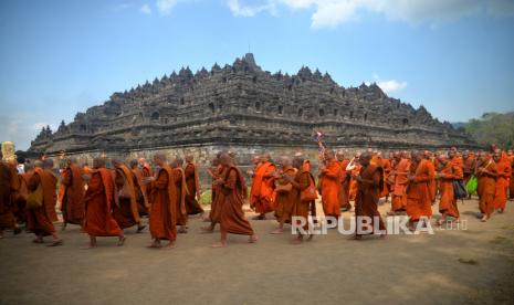 Bhiksu menjalani ritual pradaksina saat perayaan Waisak 2567 BE di Candi Borobudur, Magelang, Jawa Tengah, Ahad (4/6/2023). Pada Waisak 2023 ini ada yang spesial, yakni adanya 32 bhante atau bikus yang menjalani ritual Thudong atau jalan kaki dari Thailand ke Candi Borobudur. Tagline perayaan Waisak 2023 ini adalah Toleransi.